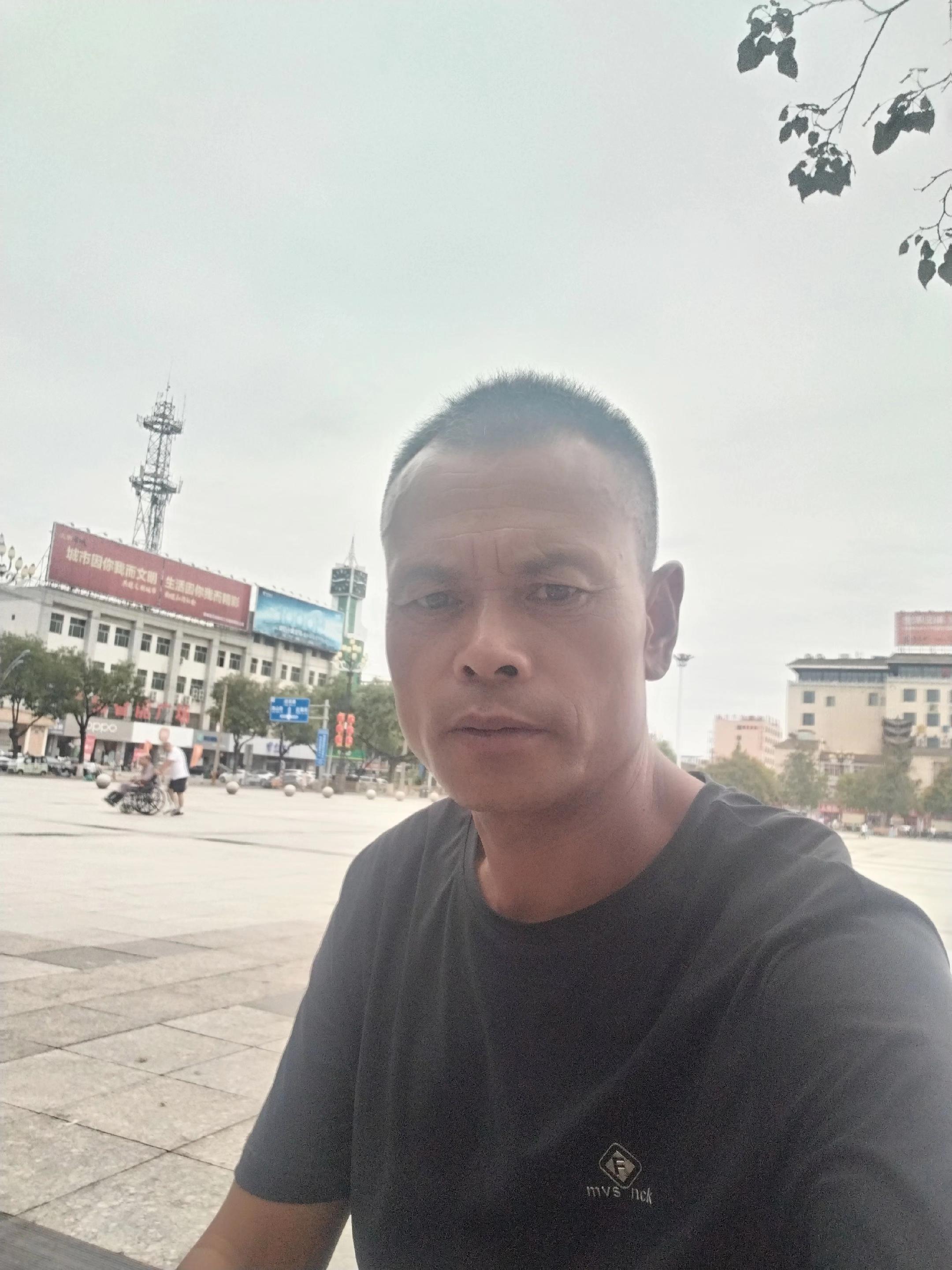 一样的嘴,不一样的说法,一样的眼,不一样的看法,因为一人难顺百人意,百人难顺一人心,你做的再多,未必人人都说好,做事无须人人都理解,只须尽心尽力,做人不必讨任何人喜欢,只须问心无愧就好,一个人好不好,相处久了就知道,一棵心真不真,遇到事就知晓,看人不要用眼睛看,容易走眼,更不用耳朵听,有可能都是谎言,要用时间,用心去感受,真的假不了,假的真不了......
