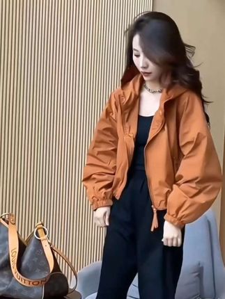 连帽冲锋衣女短款2025春秋新款小个子休闲爆款高级感外套上衣防晒#外套#冲锋衣#高级感穿搭 #防晒 #百搭上衣