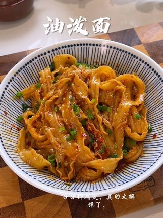 夏天没胃口的时候,我就喜欢来上一碗油泼面,酸辣开胃,天天吃都不腻~#凉拌面 #油泼面