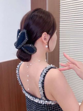 快来试试这个麦穗抓夹吧!随手一夹就很好看,满满的高级感;轻松打造出慵懒又随性的感觉,无论是日常通勤还是出门逛街都适合戴它