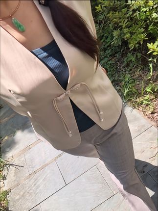 时间不会回头,生活没有如果,一尺多宽的小肩膀,扛不住多少事,嘈杂的世界里,我们随性就好,如果必须失去,但愿是忧愁,如果必须遗忘,但愿是烦恼。#中式气质国风盘扣轻奢小西装外披。#春秋穿搭。