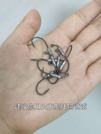 黑坑的鲈鱼鳜鱼个个都精得很,对普通铅头钩都是只咬不吞,建议试试这个火巴斯托钩,铅可以完全隐藏在软饵内部,真实还原出受伤后虚弱逃窜的小鱼模样,傻鲈看了都来咬#火巴斯托钩 #路亚鲈鱼 #钓鱼的乐趣只有钓鱼人懂