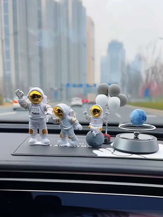 车载太空人宇航员高档星球摆件,汽车中控台轻奢香薰摆件,这也太酷了吧#太空人摆件 #汽车用品 #车载摆件 #汽车摆件 #汽车装饰@DOU+小助手 @巨量千川