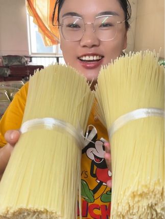 南粉北面,来看看我们江西米粉,江西人早餐都在吃的粉,无论是早餐还是夜宵都有它的身影,可以做汤粉、拌粉、炒粉、螺蛳粉、过桥米线等不同做法,尤其是上班族学生党还有宝妈非常适合这款米粉当早餐