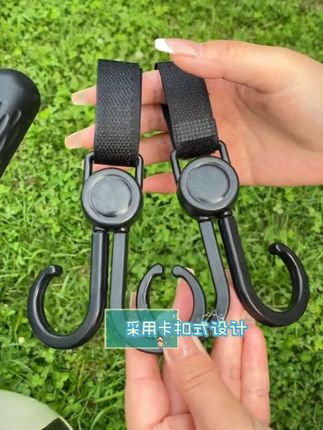 #创作灵感 #挂钩 #上热搜 便捷安装,灵活使用婴儿推车挂钩@DOU+上热门