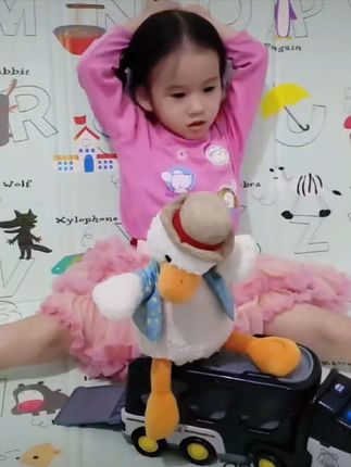 爸爸买了一个电动复读鸭玩具,不仅会学宝宝说话,还会唱歌跳舞讲笑话故事古诗,宝宝爱不释手,解放老母亲双手呀#益智玩具#复读鸭#学说话#电动毛绒玩具#哄娃神器@抖音小助手 @巨量千川 @DOU+小助手 @DOU+上热门