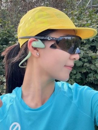 跑进初秋的多巴胺 踩碎夏日最后一缕黏热 天高气爽 风已褪去暑气的锋芒 初秋跑步的人最懂季节转换的妙处 每一步都踩在夏与秋的交界线上 往前是清凉 回首是热烈 此时的风 既不冷也不热 恰是刚好能托起脚步的力度 汗水不再狼狈地浸透衣衫 而是化作薄薄一层凉意贴在皮肤上 又被风温柔地拂干 阳光变得透亮温柔 初秋的跑道 是夏天遗落的一封清凉请柬 此时的空气已有清凉的滋味 每呼吸一口都像饮下甘甜爽口泉水 洗刷了积攒一夏的燥热与倦意 #跑步 #跑步治愈一切 #运动女孩 #跑者美学#一秒拿捏竞速跑者美学OOTD