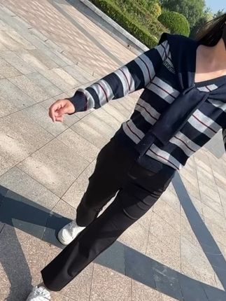 爱时,像捧着月光走路,连影子都发着光; 不爱了。才懂月光会碎,碎成一地扎脚的玻璃渣,每走一步,都是心在滴血。#穿搭 #秋季穿搭