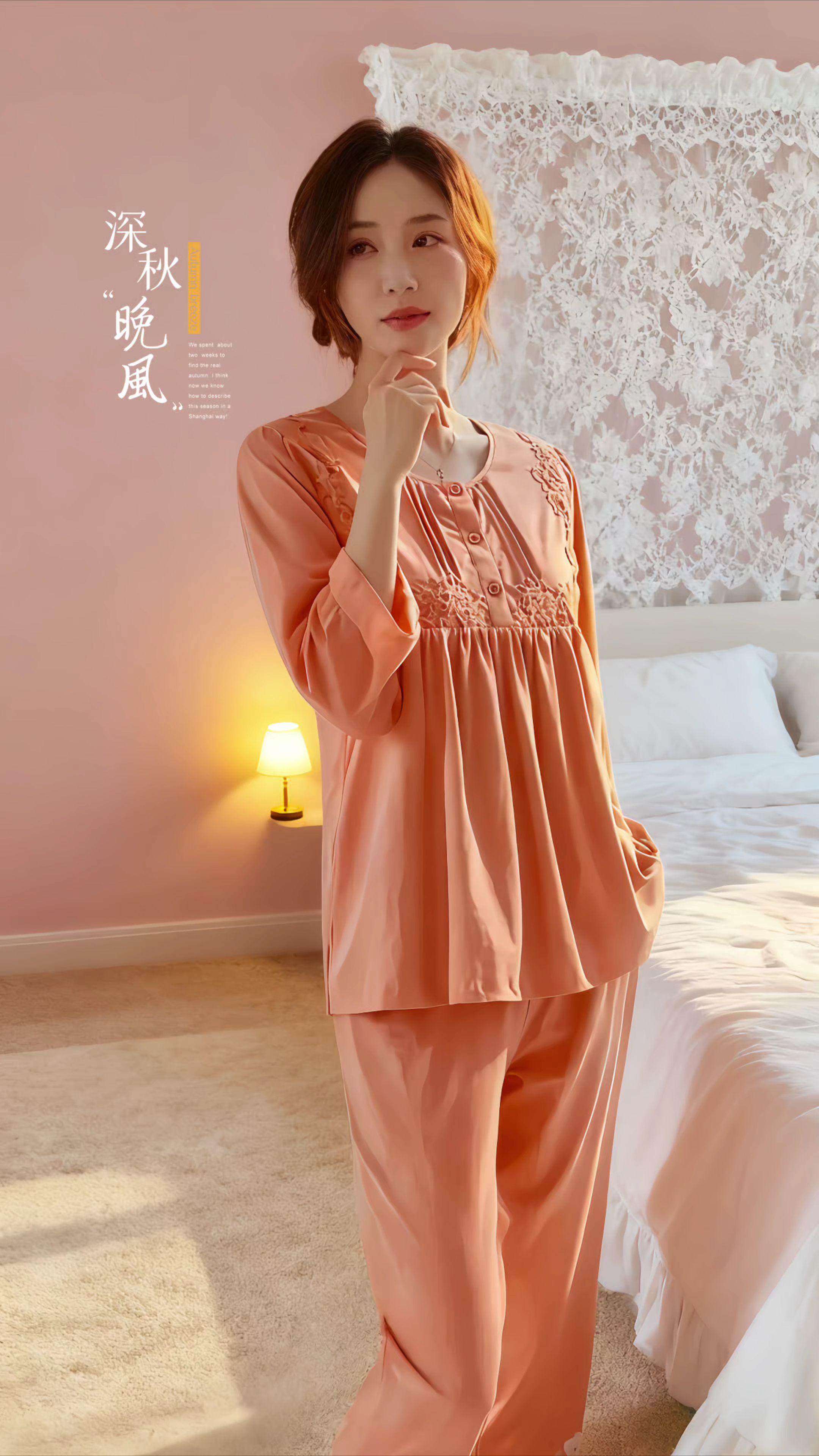 降温宅家穿这套!舒服到不想脱 谁懂啊!秋天宅家没有舒服的家居服真的会emo! 这套长袖长裤睡衣我直接囤了两件,穿上就像裹了团暖乎乎的棉花,软到心巴上! 版型是那种宽松不贴肉的,微胖姐妹或者刚吃饱肚子都不会勒,在家做饭、追剧、陪娃怎么动都自在。面料贴身穿巨亲肤,秋天穿不闷汗,早晚凉的时候套着也够暖,温度刚好。 颜色都是低饱和的莫兰迪色,早上起来随便一套就很显气质,不用费心搭配。大码能穿到200斤,高矮胖瘦的姐妹都能找到合适的码数,包容度超足。 价格也很实在,一套能穿整个秋天,在家穿舒服,偶尔拿快递、扔垃圾穿出门也不违和,实用又好看! #女生穿搭 #宅家必备 #面料柔软舒适 #日常好物分享 #降温穿搭