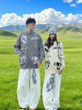 一件开衫,解锁秋冬氛围感 这件情侣款针织开衫,用独特的提花设计和软糯的质感,为你和 TA 的秋日穿搭增添一份慵懒与高级。 小众提花设计:精致提花纹理,细节感满满,轻松穿出不费力的时髦感。 百搭显瘦:宽松版型对各种身材友好,单穿或叠穿都很出彩,修饰身形更显瘦。 软糯亲肤:优选针织面料,手感柔软,穿着舒适,给你和 TA 满满的温暖。 多季实穿:春秋可单穿,冬天可叠穿,一件搞定多季穿搭,实用性满分。 情侣同款:男女同款设计,和 TA 一起穿,轻松打造秋日最时髦的情侣氛围感。 无论是日常通勤、周末约会还是秋冬出游,这件开衫都能让你们毫不费力地时髦起来。 #情侣装 #针织开衫 #提花设计 #秋冬穿搭 #氛围感穿搭