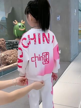 #创作灵感 秋季男女套装2025洋气新款中大童时髦休闲中国卫衣运动两件套潮#高品质童装 #萌宝潮童穿搭 #女童套装 #萌娃穿搭 @DOU+小助手