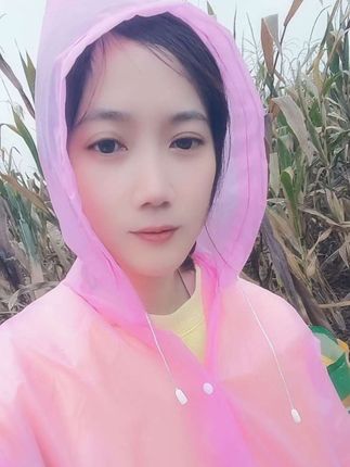 下着毛毛雨掰的玉米,穿着我的雨衣,衣服一点没湿,也没脏,这个一次性雨衣真的太实用了,男女同款