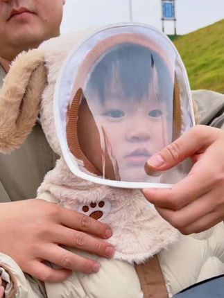 冬天带孩子出门,一定要给它带上这种帽子围巾一体的防风帽,冷风吹不到宝宝的脸蛋,平时骑车、开车或者玩雪都可以戴,宝宝戴着又萌又可爱。快给你家宝贝安排一个吧!#儿童防风帽 #围巾帽子一体 #也太可爱了吧 #加绒帽子围脖 #防风保暖面罩帽子