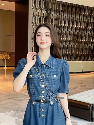 秋日复古感|被问爆的牛仔裙 泡泡袖牛仔裙+腰带,显腰细还复古,搭乐福鞋+迷你包,甜酷又优雅,像韩剧女主~ 约会探店都能穿,发圈被问爆链接!喜欢这种复古风吗? #秋日穿搭 #复古牛仔裙 #泡泡袖#高级感穿搭 #毫不费力的穿搭