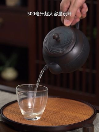 超大容量紫陶跳刀笑樱壶 #大容量茶壶 #紫陶壶 #茶壶 #茶具好物推荐 #茶具茶器 超大容量500毫升泡茶壶,紫陶跳刀笑樱壶,出水顺畅,采用古朴跳刀工艺,让整个壶显得不那么单调,泥料采用原矿紫陶,含铁量丰富,可以软化水质泡茶更好喝,烧成后硬度高,叩击能发出金石之声,清脆悦耳。