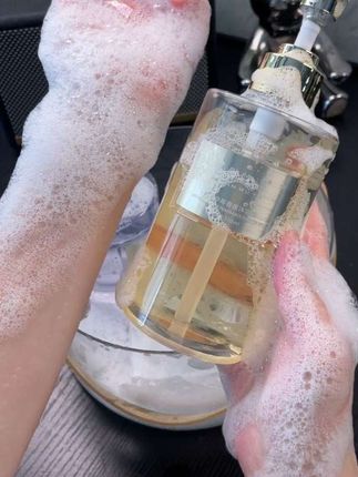 这个沐浴露太好闻了,它是木质香味,里面添加了安基酸,泡沫也很浓密,洗完水润不拨干!
