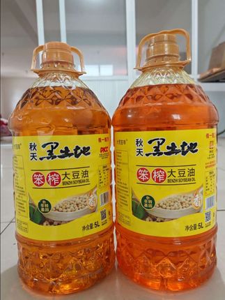 【聚发财专属】秋天黑土地笨榨大豆油5升A 宝子们,秋天的桶好油来啦——【聚发财专属】黑土地笨榨大豆油5升装!   源自黑土地,精选大豆,采用笨榨工艺,满满的都是自然的醇厚风味。5升大容量,足够一家人在秋日里尽情烹饪。   用它炒菜,油烟少,炒出的菜色香味俱全,还能大程度保留食材本味。煎、炒、烹、炸,它都能胜任,为你打造营养美味的秋日餐桌。有了它,让这个秋天的每一顿饭都幸福感满满,赶紧冲!#大豆油#厨房好物 #美食#妈呀太香了 #超便宜超划算