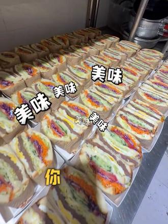 旅行团餐选三明治准没错 外出游玩带三明治真的太方便啦~打包拿上就能走,营养也均衡,而且团餐订的话量大优惠,超级适合旅行团!欢迎各大旅行团来下单团餐三明治哦