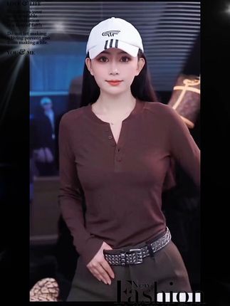 这件打底衫真的太好看了,它就是那种基础又百搭的款式,而且超级显瘦,穿上之后感觉整个人都变漂亮了!它的面料特别柔软舒服,不管怎么揉都不会起褶皱。不管是单穿还是叠穿都很好看,上身效果超赞,喜欢的朋友千万不要错过,赶紧点击下方链接购买吧!便宜但面料软糯扎实,版型非常显瘦#ootd穿搭#谁穿谁好看#便宜又好穿#正肩t恤#打底衫