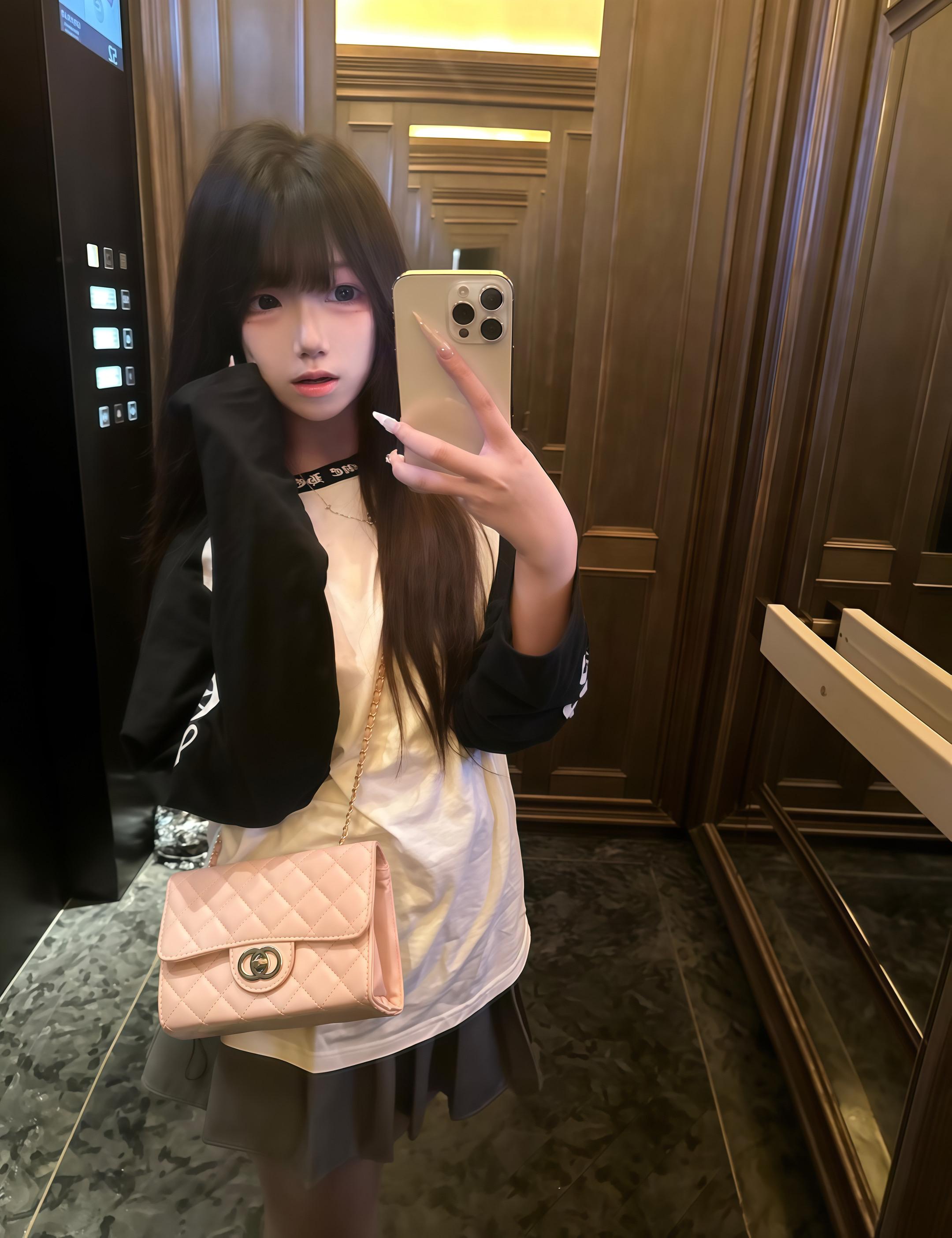 之前总想着等在难受点 再伤心点就放弃 等痛苦大于幸福的那一刻 我一定会清醒的 可真的到了那一天 我只是在哭着问 你为什么要这样对我 可以不要这样吗#小男孩