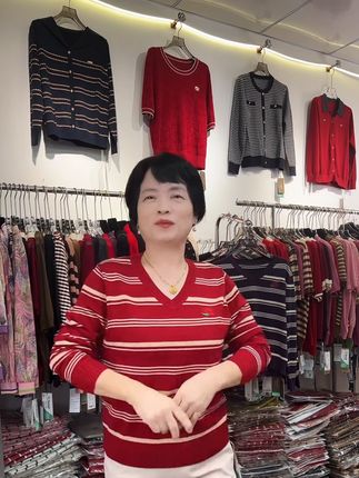 非常漂亮的一个条纹新款,秋冬天就给妈妈买这件!#秋季妈妈装 #冬季妈妈装 #长袖妈妈装