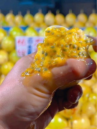 降价了,降价了,新鲜爆甜百香果降价啦,纯甜无酸,甜美多汁,喜欢的不要错过#产地直供 #新鲜应季水果 #钦蜜9号