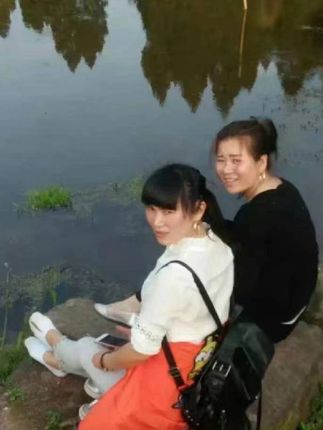 # 张予曦毕雯珺真拍了红裙抱 # 深情眼 # 张予曦 # 毕雯珺
