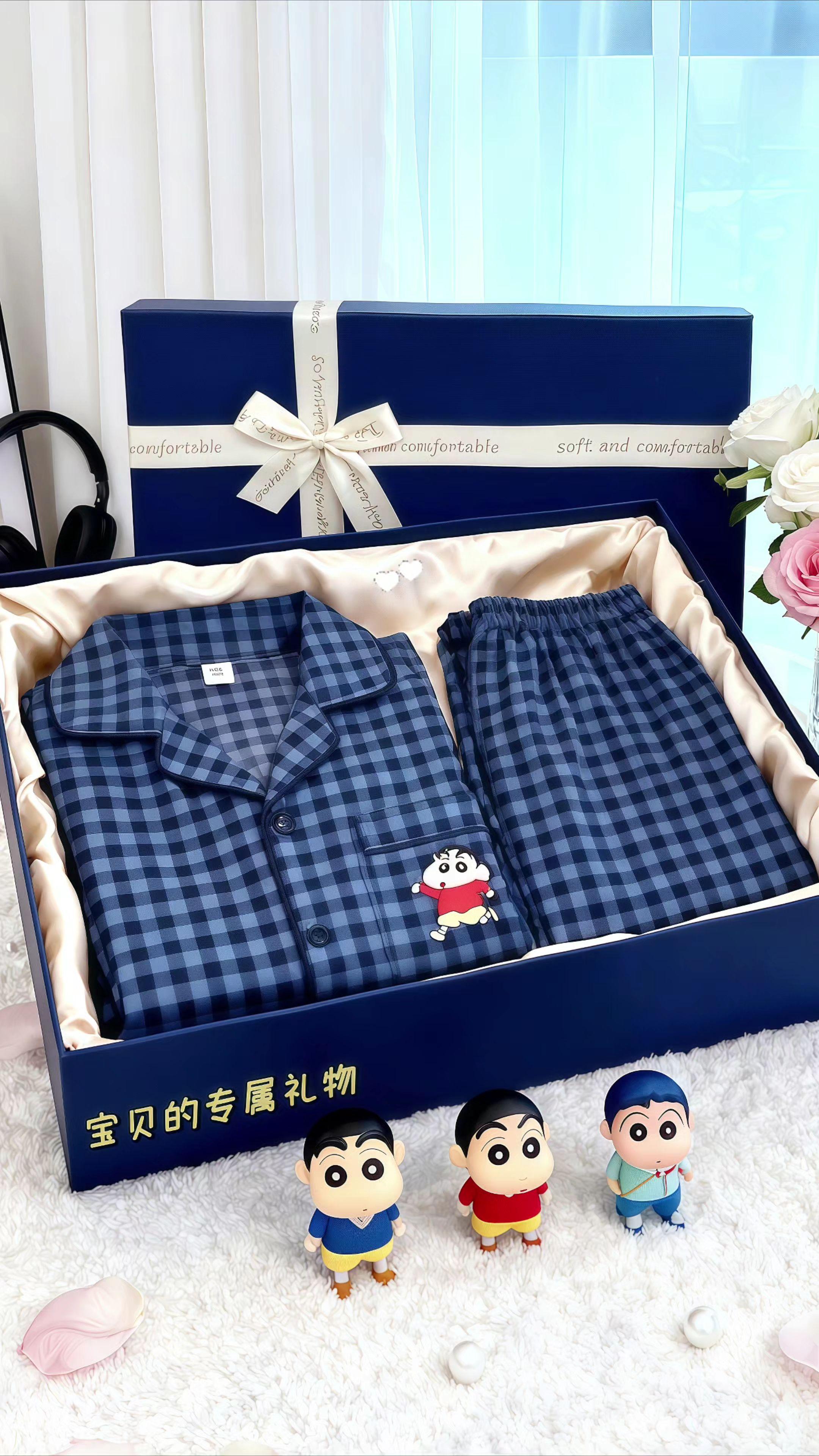 宝贝呀,每天看着你背着小书包蹦蹦跳跳出门,又哼着不成调的歌跑回家,妈妈的心就像被晒得暖暖的棉花糖,软乎乎甜滋滋的。 你画的每一张歪歪扭扭的画,背错的每一首唐诗,还有晚上抱着小熊偷偷跟我说的小秘密,妈妈都悄悄记在心里啦。有时候你会犯点小迷糊,有时候会闹点小脾气,但在妈妈眼里,你皱着眉头思考的样子、帮妈妈递拖鞋的样子、睡前凑过来亲我脸颊的样子,全都可爱得让人想抱一抱。 不用急着长大哦,慢慢走,慢慢学,妈妈会一直牵着你的小手,陪你看每一个日出,等你数完天上的星星。你只要开开心心的,就是妈妈最大的宝藏呀。#宝妈情感共鸣 #只有宝妈才懂吧 #保暖内衣 #德缄保暖套装 #早秋穿搭三分钟出门不是梦 @抖加🔥上热门🔥dou+🔥热点宝