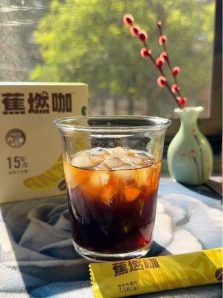 #暴肌独角兽 新品蕉燃咖,香蕉干加左旋肉碱还有绿咖啡和覆盆子,入口咖啡的醇香混着香蕉的微甜,加牛奶就是好喝的香蕉拿铁,姐妹们这杯必须冲!#黑咖啡 #咖啡推荐 #这你一定要囤 #秋天的味道