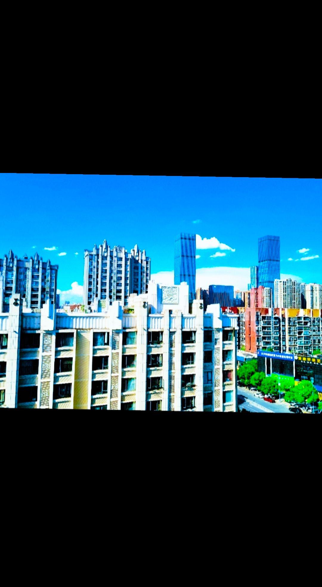 陪母闲时 从茂华禧都会顶楼望长沙。来长沙陪89岁母亲一周多,在9月17日上午,借顶楼挂衣服的间隙,好好望了望我所在这座城小区的周边。没有去挤景点,却在母亲居住小区的天台收获了惊喜——四面八方望去,全是错落的高楼,算不上惊艳,却满是省会城市的生活气息。九张照片,是茂华禧都会的日常,也是长沙一角的真实模样。陪伴的日子里,连这样的寻常风景,都觉得踏实。##原创视频
