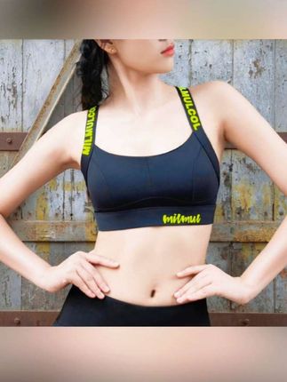 姐妹们,我最近发现了一款宝藏运动内衣,它不仅防震聚拢,而且超级舒适,无论你是跑步健身还是瑜伽舞蹈,都能轻松驾驭!它的设计非常贴心,加宽的肩带和底围能给你全方位的支撑,让你在运动中更加自信。快来试试吧,让你的运动体验更上一层楼!