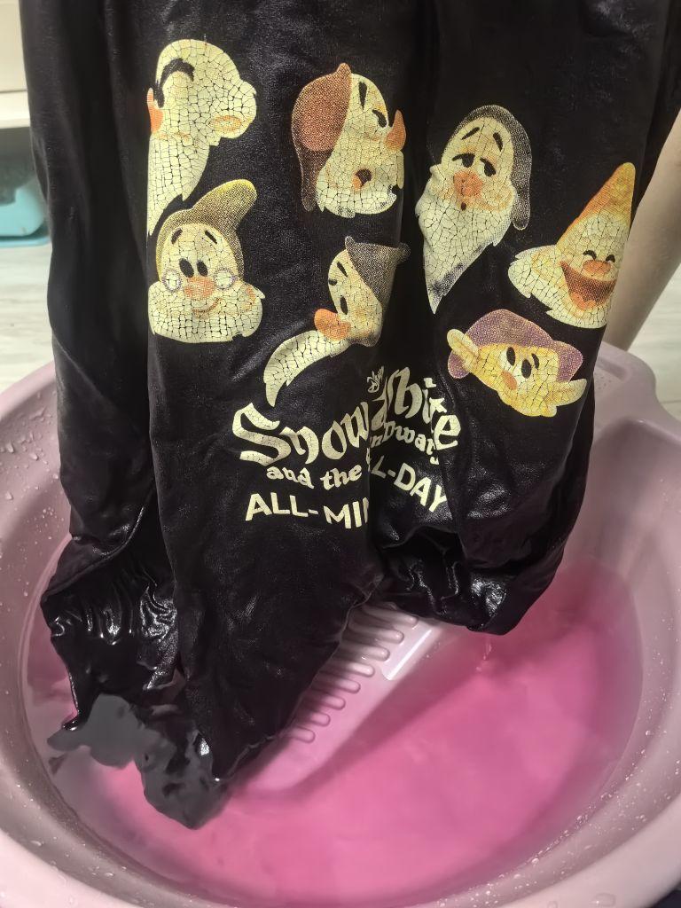 一直在这家买衣服,第一次回来脱色的,有点失望了,洗完了商标都染色了。#我在抖音买买买