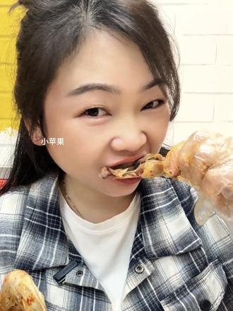 华莱士脆皮鸡和蜜汁手扒鸡二选一昨天还28,今天就15.9吓得我赶紧多存几张留着慢慢吃…#生活服务热点中心 #华莱士周三周四会员日 #华莱士脆皮鸡 #华莱士蜜汁手扒鸡 #好吃到爆的炸鸡 @DOU+上热门