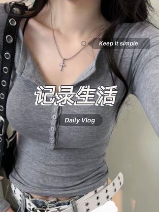 2025秋季辣妹性感小心机V领上衣女纯欲修身显瘦纽扣长袖T恤打底衫#热门#显瘦#上衣#纯欲风#减龄