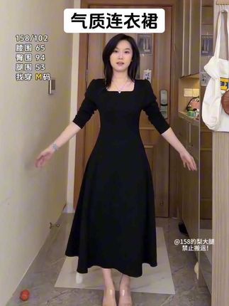 法式赫本小黑裙!!泡泡长袖很适合早秋!!版型巨巨巨藏肉肉 #气质连衣裙显瘦 #梨形身材穿搭 #早秋穿搭 #日常通勤穿搭 #遮胯显瘦