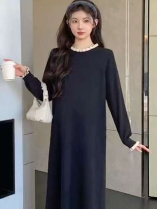 小孕妇们秋天这样穿也太美了吧!针织连衣裙版型很好,上身遮肉又显瘦,面料软糯舒适,弹力很大,完全没有束缚感,单穿或者搭配外套都好好看,喜欢的姐妹可以试试。#时尚穿搭 #遮肉显瘦 #面料柔软舒适 #孕期穿搭 #早秋穿搭