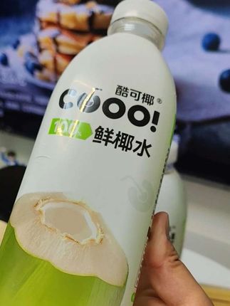 一口惊艳的清爽椰子水真的巨好喝,入口就是刚摘下来的清甜,满口都是新鲜椰子的清香,喝着特别清爽解腻。 关键是1升大桶装,倒满一桌够分享,趁现在活动价,快囤上几桶,中秋家宴喝着舒服又省心#椰子水 #酷可椰椰子水 #好喝不贵 #鲜椰水 #纯天然椰子水