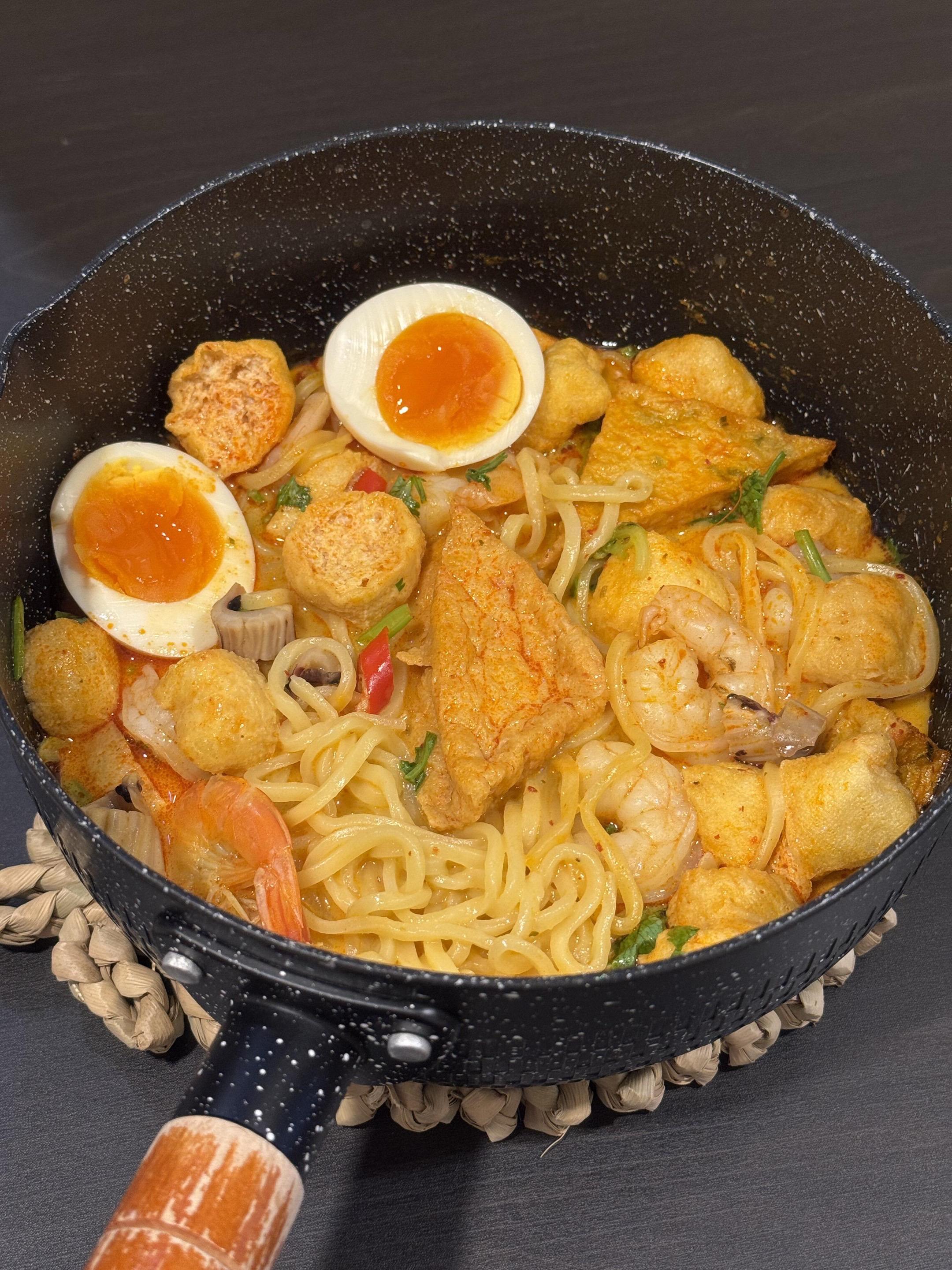我想要触手可及的幸福 就像现在 我要饿晕了 但我得到一碗热腾腾的冬阴功海鲜面#冬阴功 #泡面