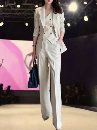 秋冬职场女王套装!气场直接拉满 宝子们,这套职业正装也太绝了!秋冬穿它上班,干练又显贵。 西装外套挺括有型,垫肩设计撑出强大气场,马甲叠穿超有层次感,显瘦又精致。长裤垂坠感绝了,高腰剪裁拉腿显比例,走路带风超飒。 通勤穿镇住全厂,重要场合也能打,一套搞定秋冬职场穿搭。高级感拿捏,宝子们冲! #优雅气质 #穿出高级感 #品质女装 #精致优雅 #高级感穿搭