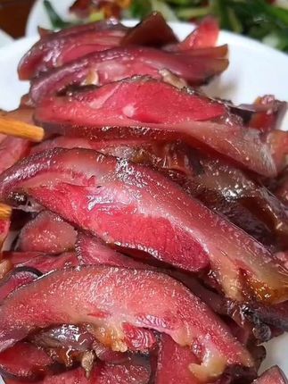 烟熏猪拱嘴软糯Q弹,炒辣椒下九又下 饭#农家烟熏腊肉 #烟熏猪拱嘴#猪拱嘴#地方特色美食#腊味