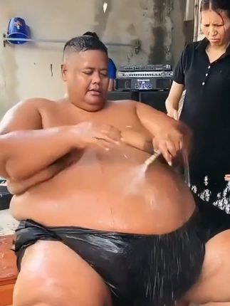 男孩被亲妈当作猪来养 #奇葩 #抖音看世界