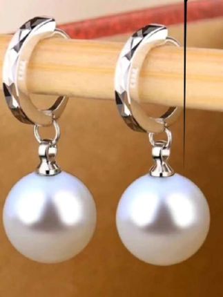 姐妹们,你们赶紧去抢这个珍珠耳环啊!它现在是冲销量来的,价格真的老合适了,而且它是999纯银的,不容易掉色,也不容易过敏,质量真的特别的好!珍珠的光泽度也很好,不管你是扎头发戴还是披头发戴都好看,关键是这个价格真的很划算,喜欢的姐妹赶紧去薅。#足银耳环#养耳洞999纯银针#珍珠耳坠#百搭轻奢