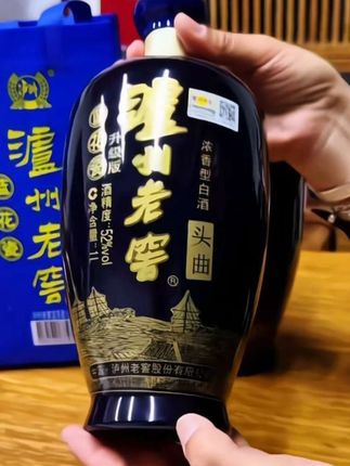 泸州老窖蓝花瓷!千毫升大瓶装太有排面了!宴请收藏都合适! 这瓶泸州老窖蓝花瓷头曲也太大气了吧!🎯经典浓香型,52度黄金度数,足足1000ml大容量,够醇够劲!瓷瓶质感高级,蓝花图案典雅,摆上桌就是焦点!🍶 酒体清澈,香气浓郁,入口醇厚甘爽,回味悠长。无论是家庭聚会、商务宴请,还是自己小酌两杯,都是硬核选择!老品牌,信得过!👍#无限回购的宝藏单品 #泸州老窖 #浓香型白酒 #白酒 #送礼佳品
