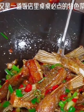 青鱼吃嘴,草鱼吃尾,湖北阳干鱼尾,腌制的不咸不淡晒得半干半湿,肉质紧实有嚼劲,我敢说吃过这个鱼尾,你就再也不想吃鱼的其它部位了#阳干鱼尾 #妈呀太香了 #阳干鱼 #地方特色美食 #爱生活爱美食
