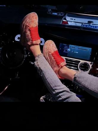 满钻粉鞋+流苏钻裤,把精致刻在每一个细节里。车窗外的夜色再暗,也挡不住这份耀眼的底气,做自己的星光女孩。#精致女孩日常 #车内拍照 #blingbling穿搭 #女生的底气 #夜生活仪式感