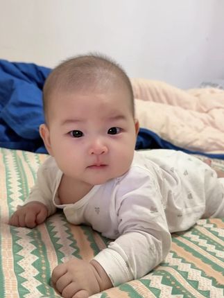 三个月不到的宝宝、每天早上睡醒不是先找妈妈喝奶,而是在床上不停练翻身,真的是太可爱太乖了😄#记录成长过程 #宝宝成长记 #幼崽成长记