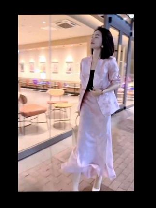 今年流行新中式国风盘扣高级感提花缎面西装外套半身裙套装两件套