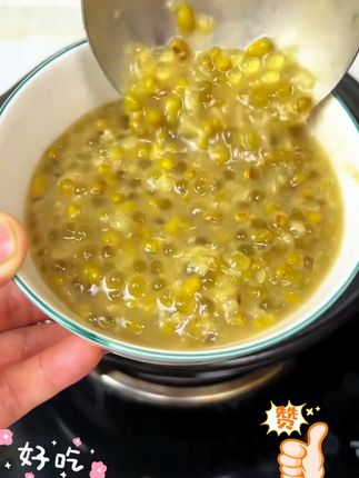 天气一热不想做饭的时候,我就会给家人煮上一锅#绿豆西米露 ,香甜软糯,QQ弹弹的超级好喝, 做法也简单