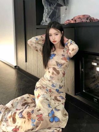 辣妹复古蝴蝶印花长袖连衣裙女抽褶收腰性感修身包臀长裙#显高显瘦 #氛围感连衣裙子 #穿搭搭配 #减龄气质 #气质仙女裙穿搭