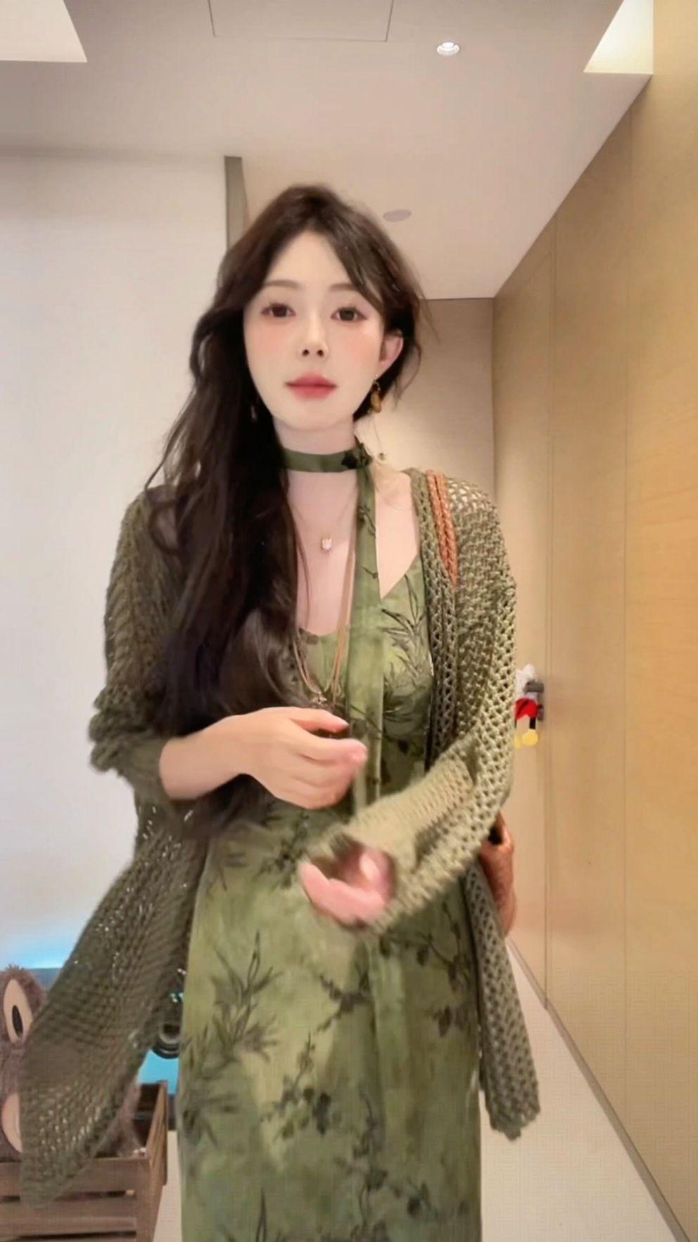 设计感镂空针织开衫长袖毛衣+鱼尾吊带裙女气质连衣裙两件套D720#今天穿什么 #慵懒风穿搭 #这也太好看了 #穿出高级感 #减龄气质